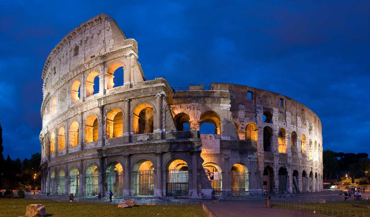 Colosseum_in_Rome,_Italy_-_April_2007_20181213182254